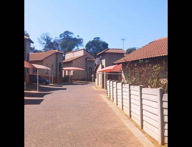 4 BEDROOM TOWNHOUSE FOR SALE IN MONDEOR